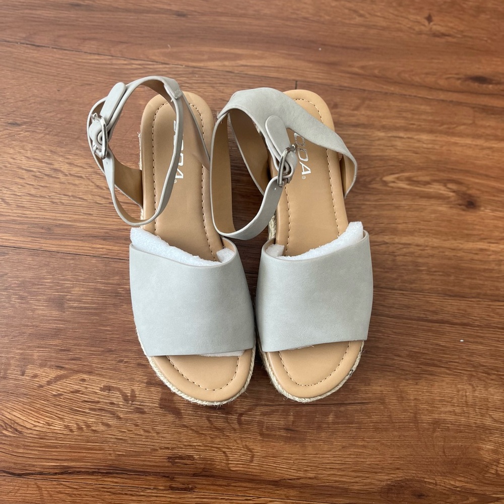 SODA Women's Gray Sandals Size 6 NEW